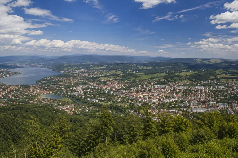 Panorama Żywiecczyzny — miasto, Jezioro Żywieckie i Beskid; strony internetowe dla lokalnych branż